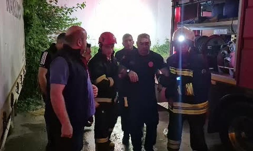 Düzce'de kapı fabrikasında çıkan yangında çatı üzerine düşen itfaiyeci yaralandı