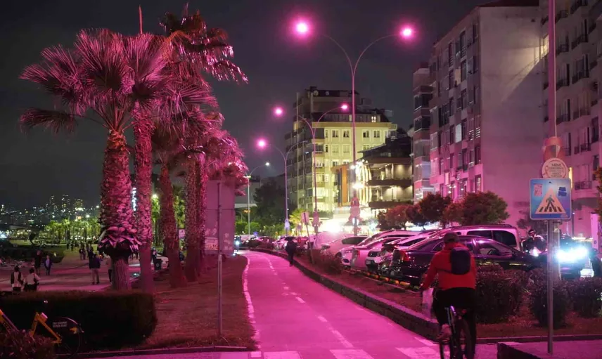 Atakum sahilinde pembe ışıklarla erken teşhise çağrı
