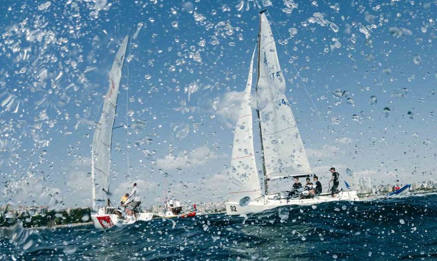 Marmara'da taktik ve genç yetenek yarışı hızlandı: TAYK-Eker Olympos Regatta sürüyor