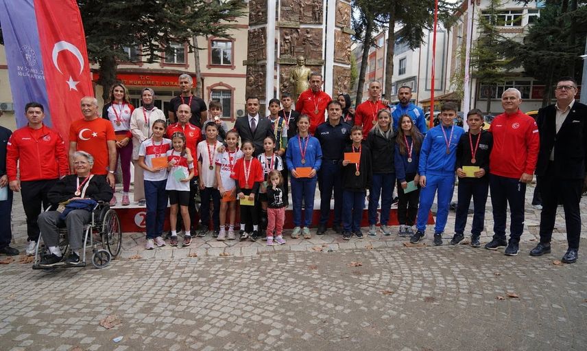 Söğüt'te cumhuriyet coşkusu pistte canlandı: 512 sporcu ter döktü