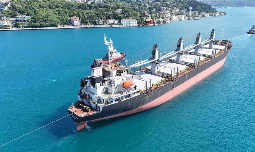 İstanbul Boğazı'nda hasar gören M/V New Victory'nin nakli sırasında trafik geçici olarak durduruldu