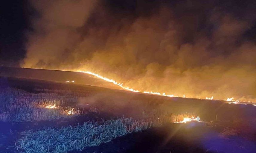Alaca'da biçili tarlalarda başlayan örtü yangını 7 köyü etkiledi