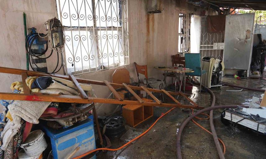Kepez'de gecekondu yangını evi kullanılamaz hale getirdi