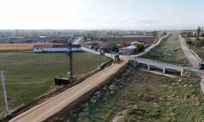 Bolvadin'de Erkmen Mahallesi yolları modern görünüme kavuşturuluyor