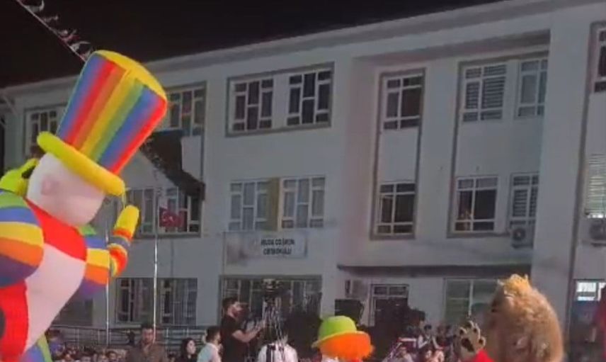 Festival kutlaması rüzgârla kesintiye uğradı: led ekran devrildi, beş kişi yaralandı
