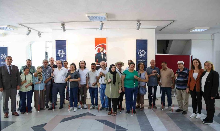 Çerçioğlu'ndan 500 görme engelliye beyaz bastonla bağımsızlık desteği
