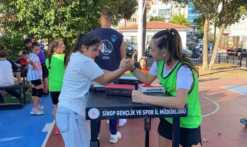 Sinop'ta Barış Manço Parkı'nda gençlik ve spor festivalinde yaratıcılık ve oyun buluşması