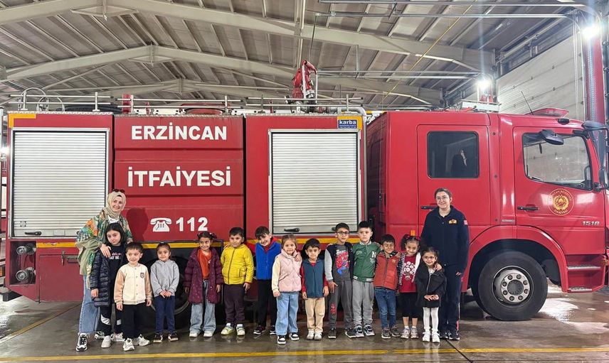 Minik öğrenciler Erzincan itfaiye merkezinde yangın bilincine adım attı