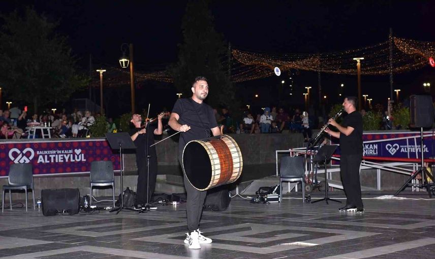 Amfi tiyatroda buluşan komşular: Altıeylül Trio'yla yaz gecesi