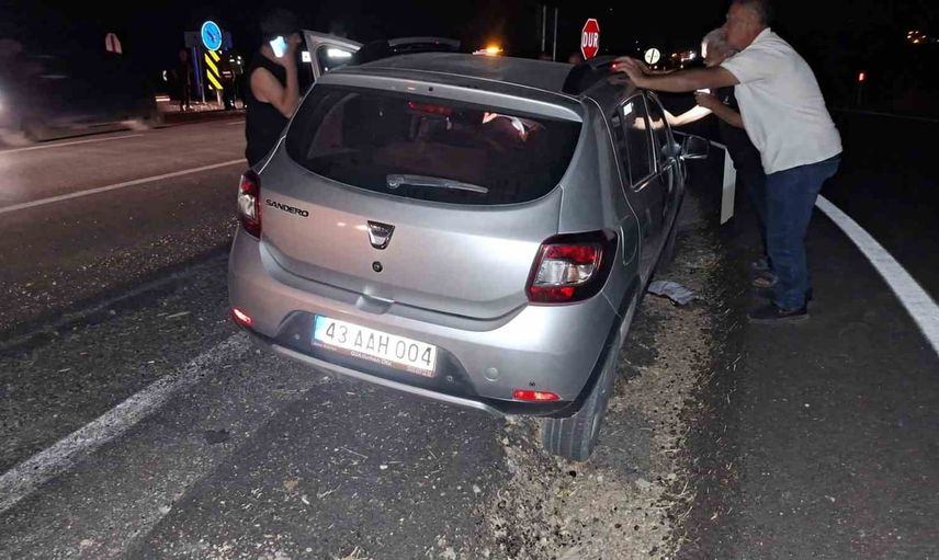 Hisarcık-Emet yolunda kavşakta çarpışma: iki kişi hastaneye kaldırıldı