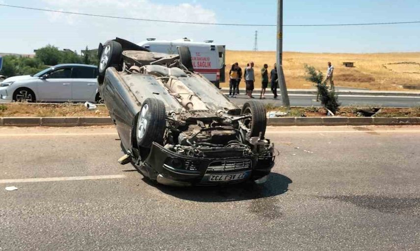 Diyarbakır-Mardin karayolunda iki otomobil devrildi: 3 kişi yaralandı