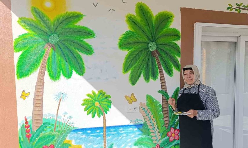 Müstakil evini sergiye çeviren ev hanımı duvarlarına çocukluk hayallerini yansıtıyor