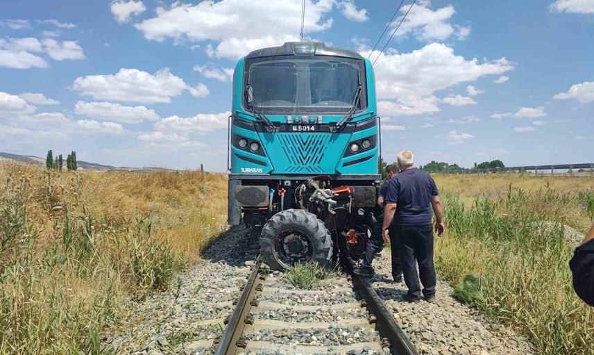 Gücük köyünde hemzemin geçitte kaza: yük treni traktöre çarptı