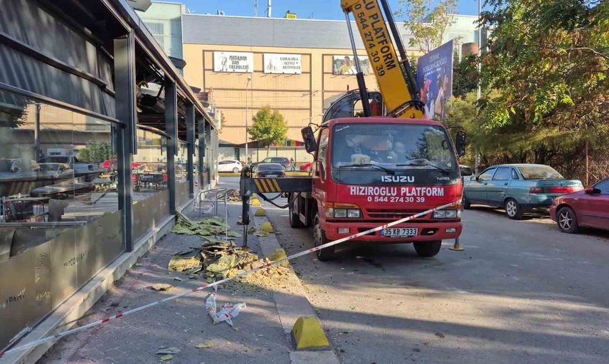 Eskişehir Yenibağlar'da kopan cephe parçaları kahve dükkanının tentesine zarar verdi
