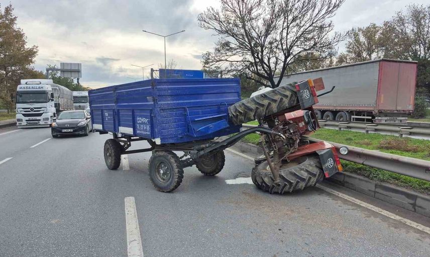Orta refüje devrilen traktör Eskişehir çevre yolunda trafik akışını etkiledi