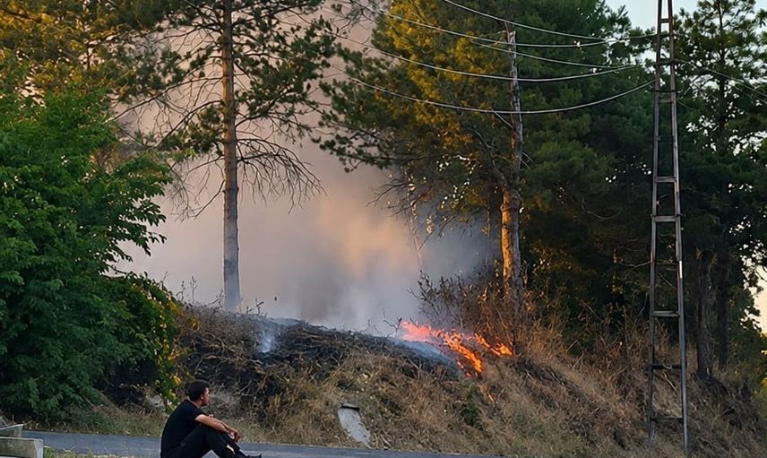 Muratlı'da otobüs durağına tehlike saçan kuru ot yangını itfaiye tarafından durduruldu