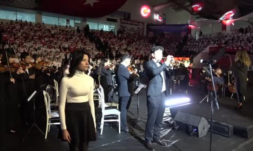 Bin 300 öğrenci aynı sahnede cumhuriyet coşkusunu koro ile yaşattı