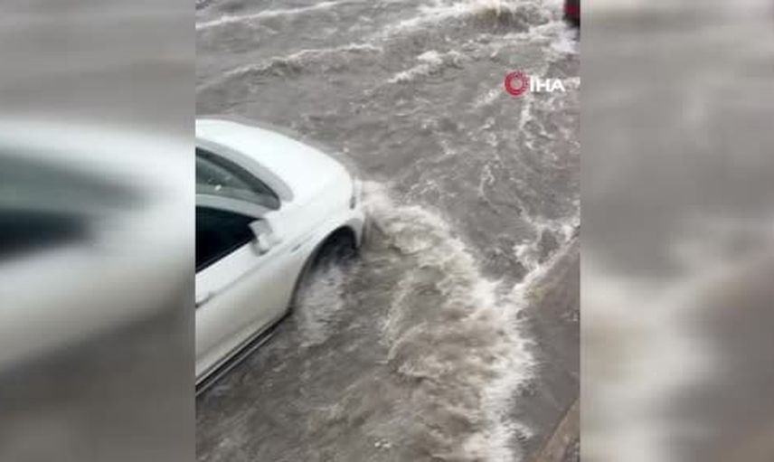 Diyarbakır'da sabah sağanağı alt geçitleri felç etti, trafik kilitlendi