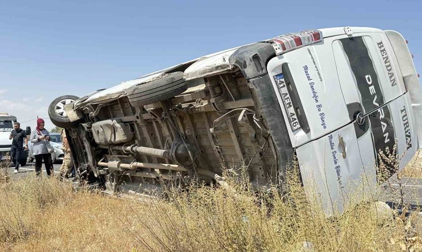 Diyarbakır'da çeyiz taşıyan minibüs kaza yaptı: 3 ölü, 11 yaralı