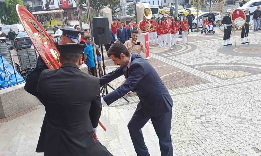 Devrek'te 29 ekim kutlaması anıta çelenk sunumuyla başladı