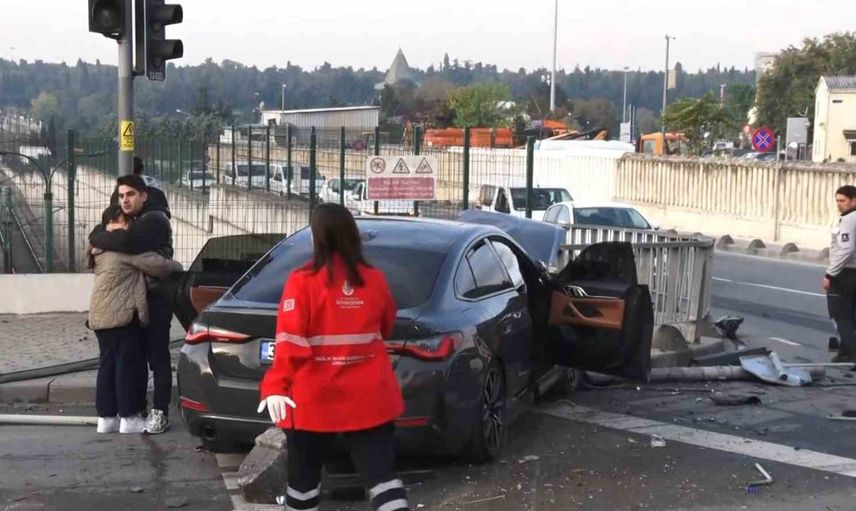 Eyüpsultan'da kavşakta çarpışma: ışıkları onarmaya giden belediye personeli de yaralandı