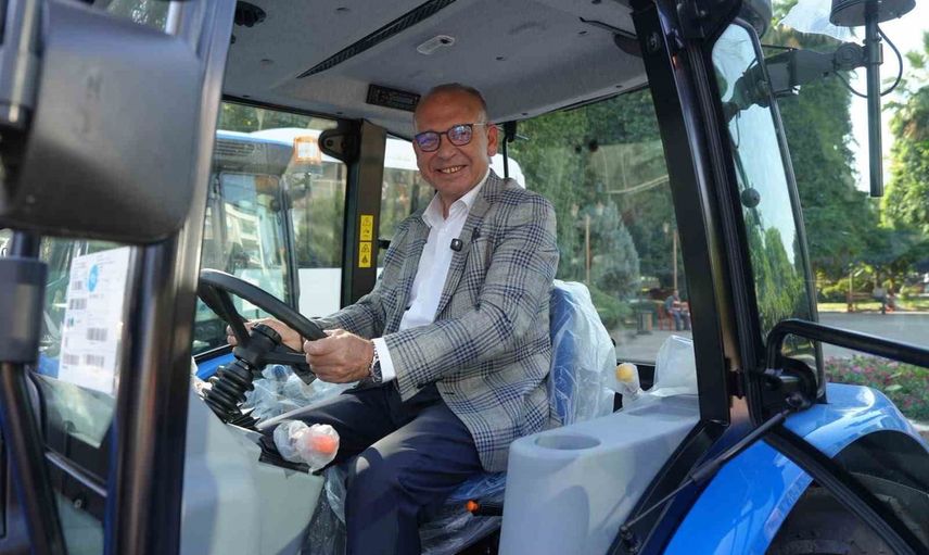 Turgutlu'da hizmet hızı artıyor: filoya 29 kişilik otobüs ve 3 traktör katıldı