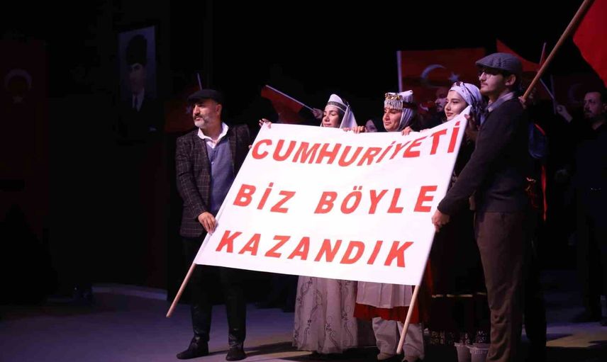 Iğdır'da 103 yıllık cumhuriyet coşkusu kültür merkezine taşındı