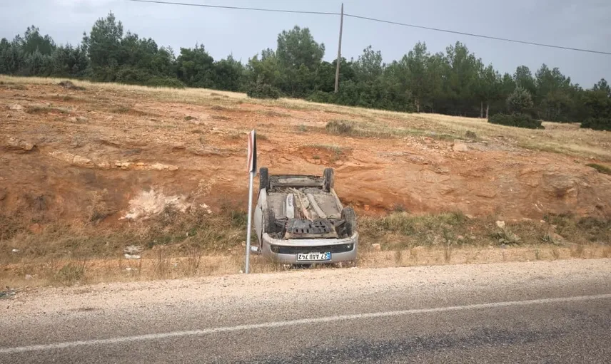 Islak yolda direksiyon hakimiyeti kayboldu: Üçgöz girişinde otomobil takla attı