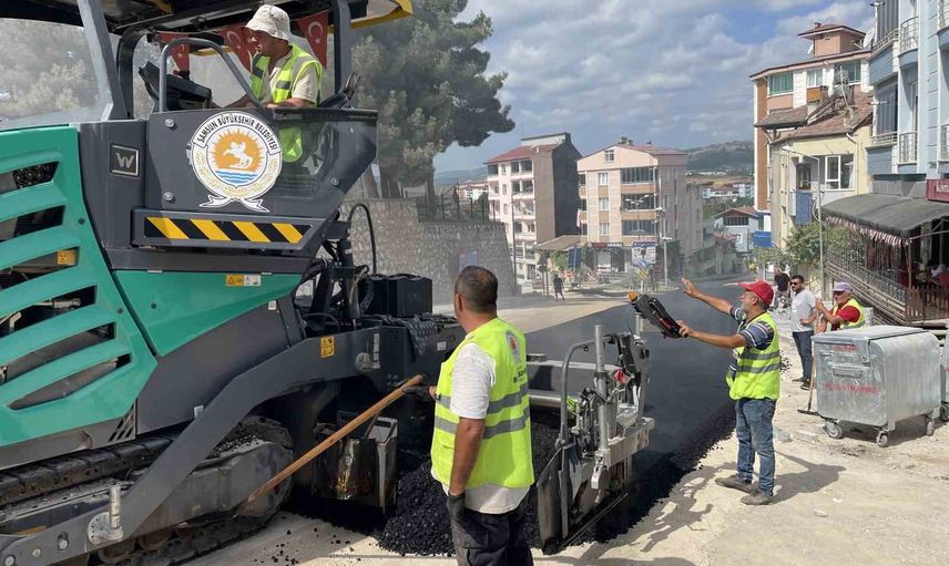 Kavak merkezinde yollar 1,6 kilometre sıcak asfaltla yenileniyor