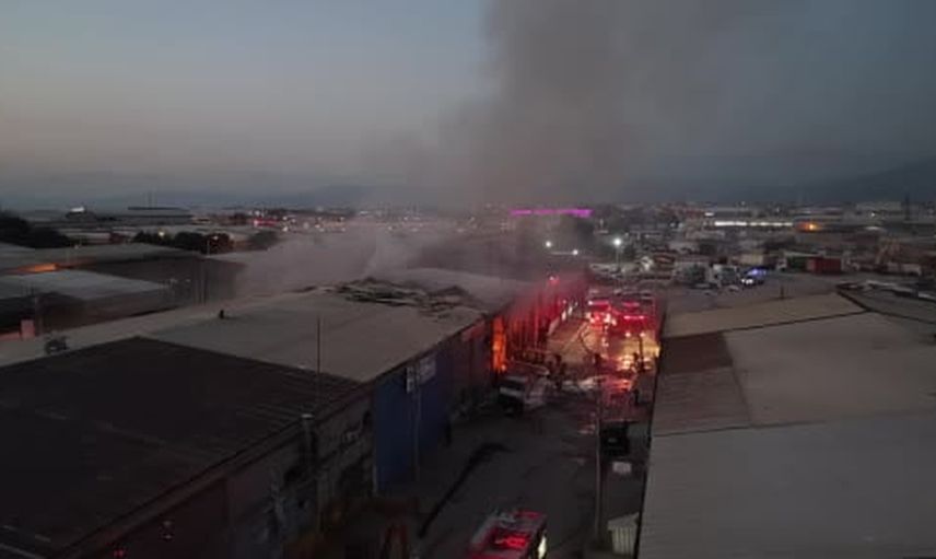 İnegöl'de mühürlü boya imalathanesinde çıkan yangın çevrede hasara yol açtı