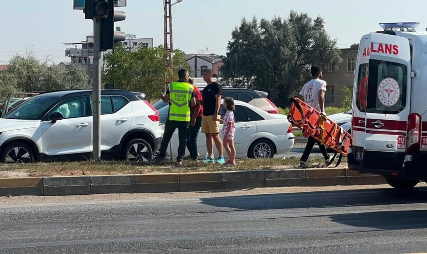 Karapınar’da kırmızı ışıkta bekleyen araca arkadan çarpan otomobil: 2 yaralı