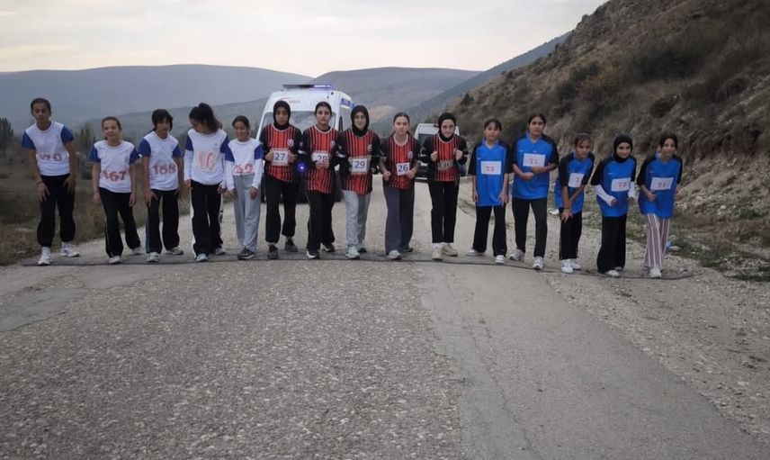 Bayburt'ta okul sporları krosunda okullar kürsüyü paylaştı