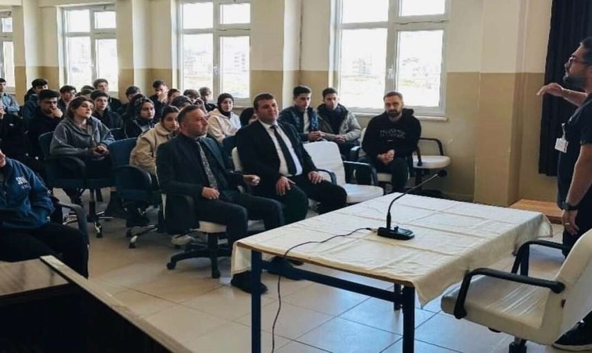 Cizre'de liselilere ağız sağlığı bilinci aşılanıyor