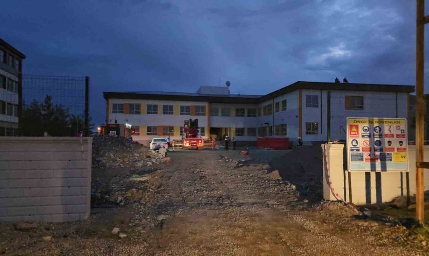 Gaziantep'te iş ücretleri ödenmeyen dört işçi okul çatısında eylem başlattı