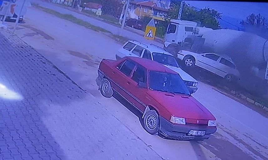Freni boşalan mikserin çarpmasıyla otomobil refüje çıktı: üç kişi yaralandı