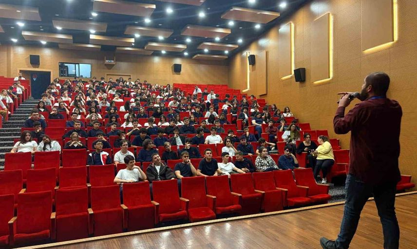 Okul sıralarından gençlik merkezlerine: Afyonkarahisar'da 2 bin 700 öğrenciye kapsamlı tanıtım