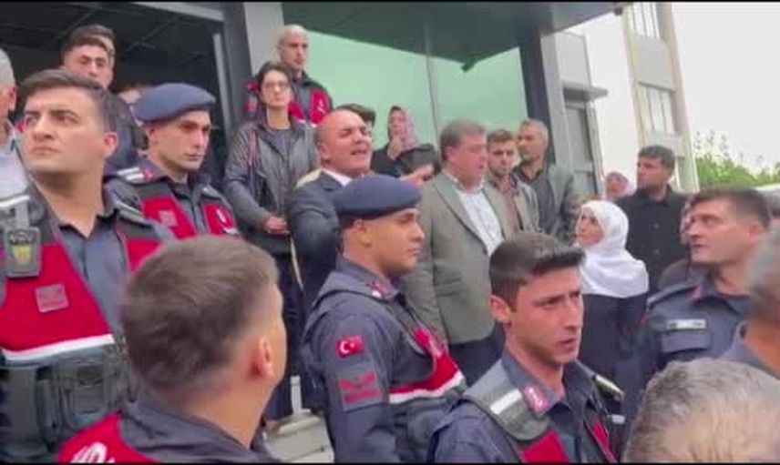 Adliye önünde gerilim: Emine Kolay davasının ikinci duruşması ertelendi