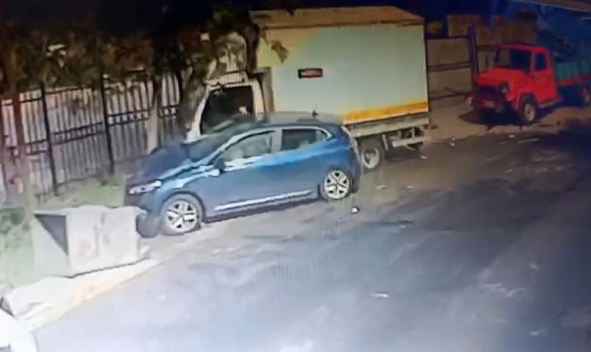 Sarıyer'de freni boşalan kamyonet park halindeki araçlara çarpıp refüje çıktı