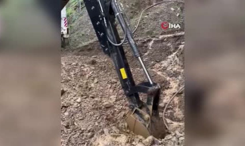 Feke'de sağanağın ardından Tapan yolunda kayan enkazı temizleme çalışması