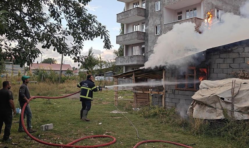 Muş'ta odunlukta başlayan tandır yangını ev ve direği tehdit etti