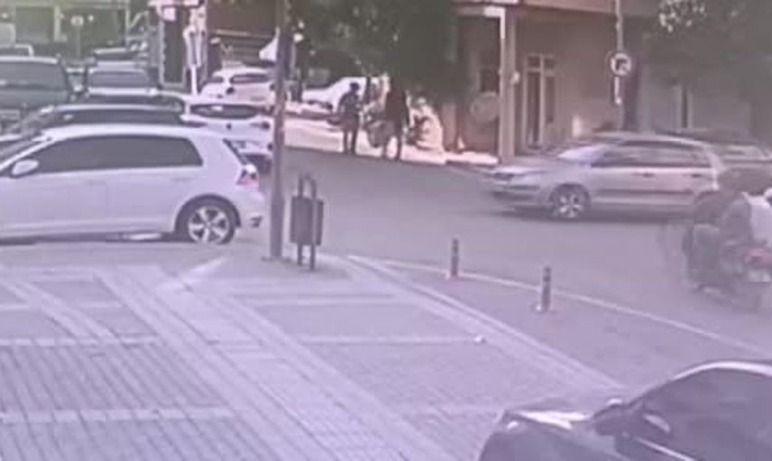 Panikle frene bastı, Manavgat kavşağında motorlu bisiklet sürüklendi