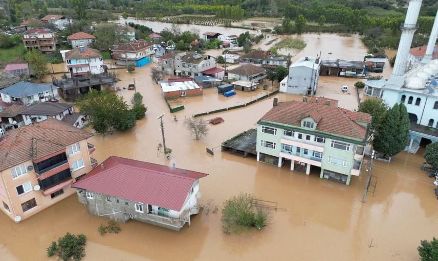 Baraj taşkını Darıçayırı Mahallesi'ni vurdu, su 50 santimetreyi buldu