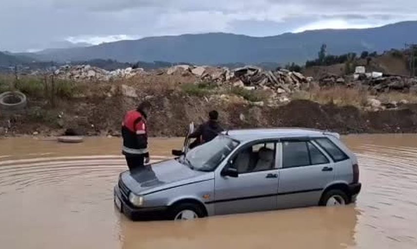 Karlısu'da göle dönen yolda itfaiyecinin sırtında kurtarılan çocuk