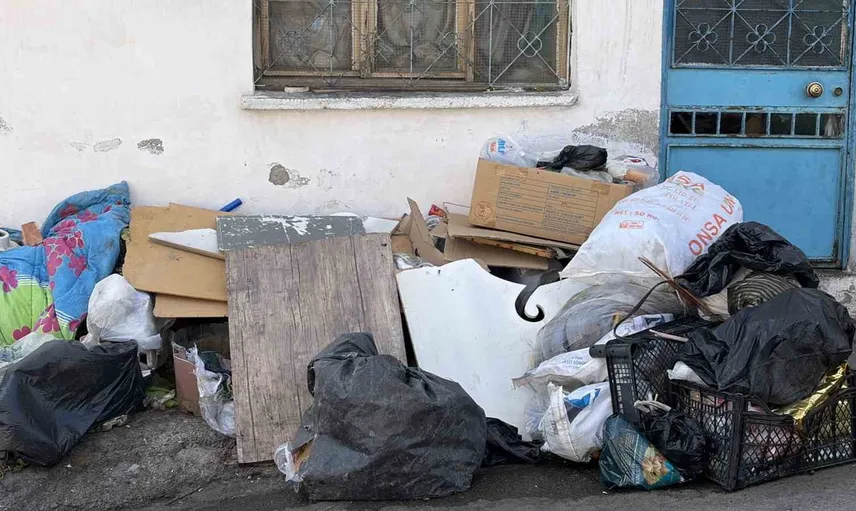 Konak'ta çöp ev iddiası: mahalle kötü koku ve haşereden tedirgin