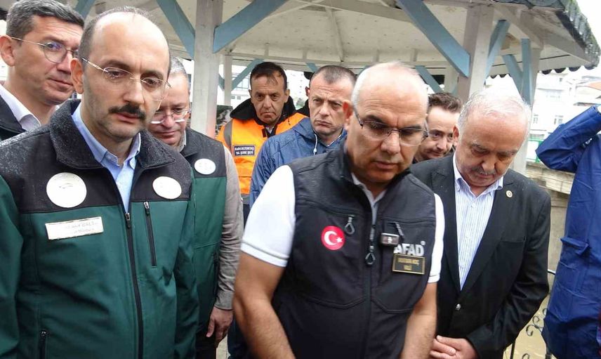 Keşap'ta selin izleri: kayıp iki kişiye ulaşmak için 9 kilometrelik arama sürüyor