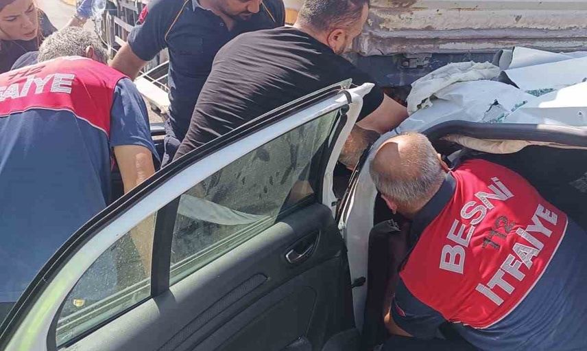 Besni'de otomobil tıra arkadan çarptı: sürücü ağır yaralandı
