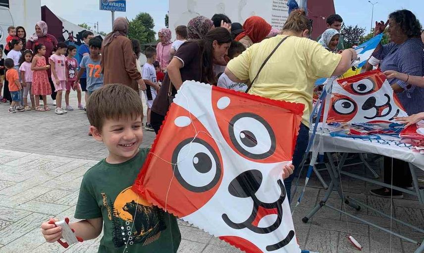 Yomra gökyüzünde çocuk kahkahaları yükseldi