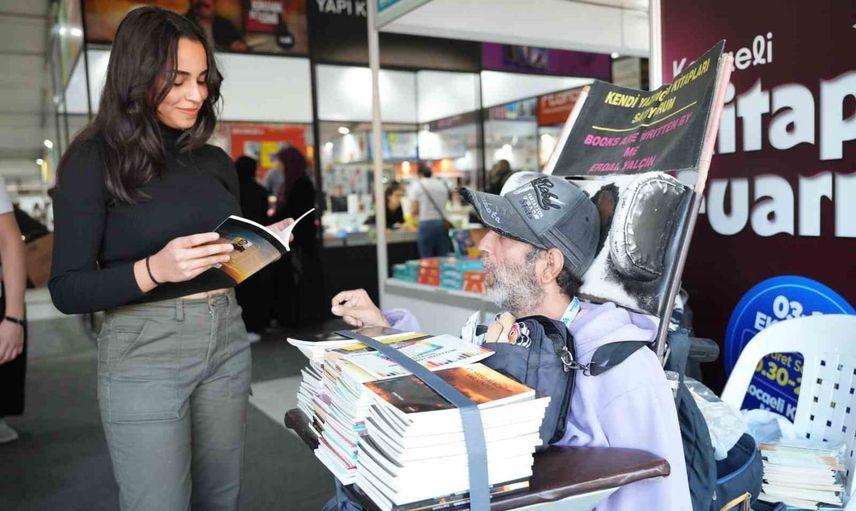 Tek parmağıyla 27 kitap yazan yazarın fuar yolculuğu