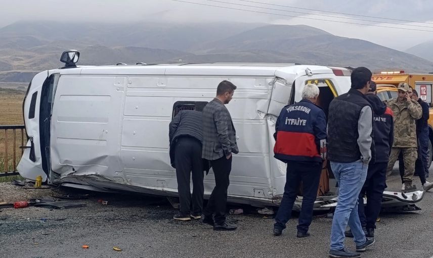 Yüksekova'da yağışta kayganlaşan yolda servis devrildi: 10 öğrenci yaralandı