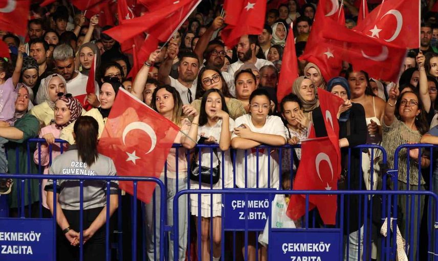 Çekmeköy'de 30 Ağustos coşkusu: lunaparkta binlerce kişiyle Zafer Bayramı kutlandı